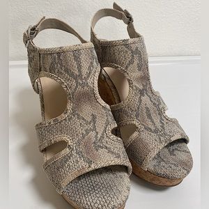 This is a simple but eye catching shoes, it is very slightly used